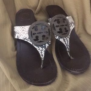 TORY BURCH BROWN/SNAKE SKIN HEELED SANDALS